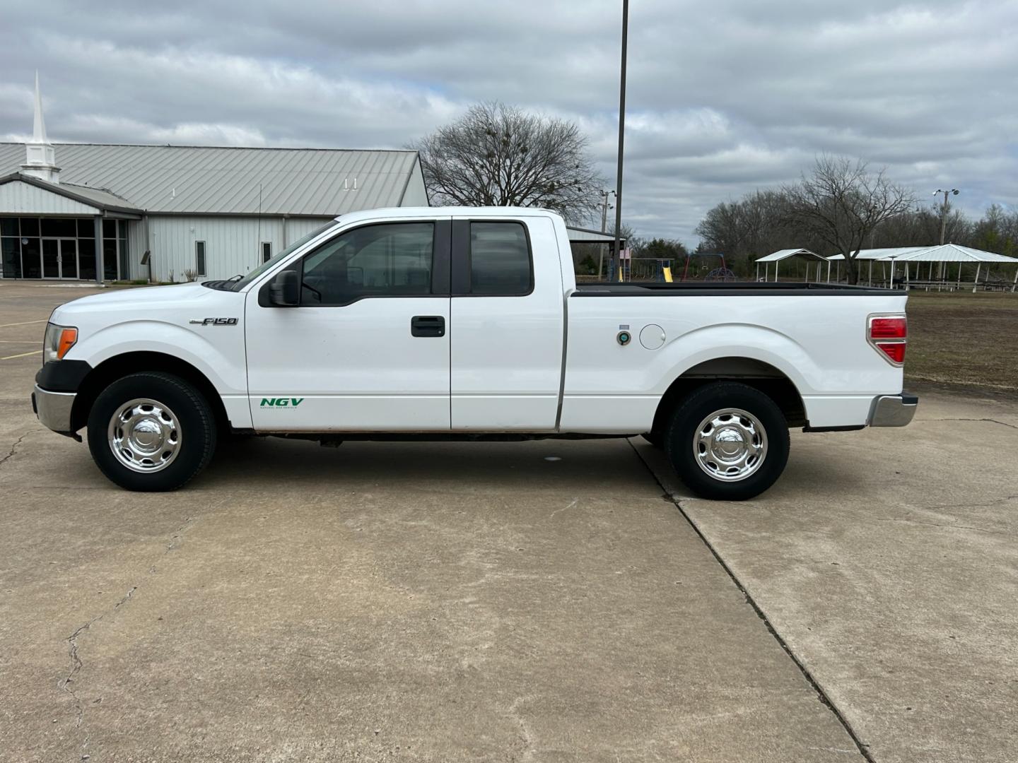 2014 White /Gray Ford F-150 (1FTEX1CMXEK) with an 3.7L V6 DOHC 24V engine, 6-Speed Automatic transmission, located at 17760 Hwy 62, Morris, OK, 74445, (918) 733-4887, 35.609104, -95.877060 - 2014 FORD F-150 XL SUPERCAB 6.5-ft. BED 2WD 3.7L V6 FEATURES KEYLESS REMOTE ENTRY, POWER LOCKS, POWER WINDOWS, AM/FM STEREO, SIRIUS XM STEREO, CD PLAYER, AUXILLARY PORT, HANDS-FREE BLUETOOTH CALLING, CRUISE CONTROL, TRACTION CONTROL, MULTI-FUNCTIONING STEERING WHEEL CONTROLS. HAS 175,444 MILES WITH - Photo#7